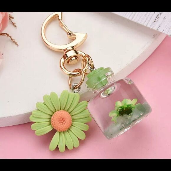 SMALL DAISY KEYCHAIN WITH FLOWER WISH BOTTLE - Picture 1 of 1